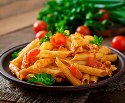 Penne s rajčaty a kuřecím masem