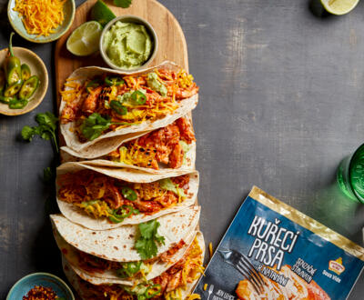 Tacos s trhanými BBQ kuřecími prsy a avokádovým krémem