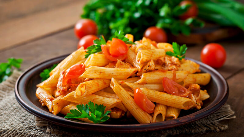 Penne s rajčaty a kuřecím masem
