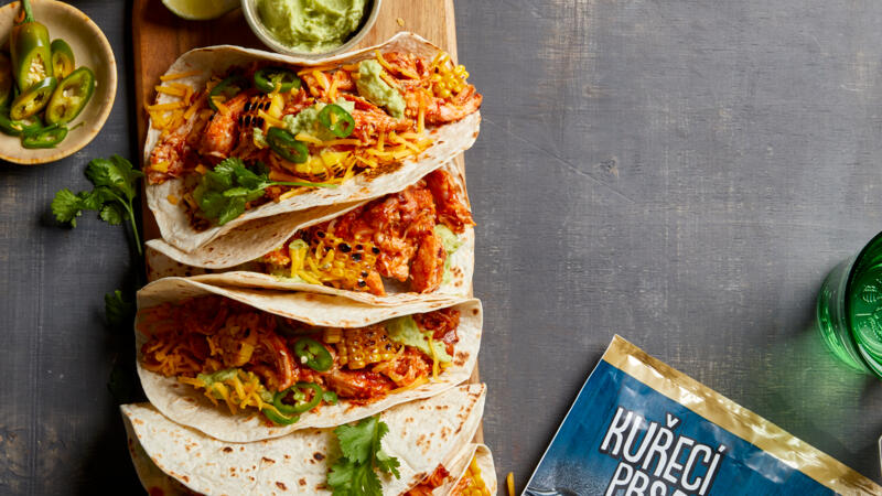 Tacos s trhanými BBQ kuřecími prsy a avokádovým krémem